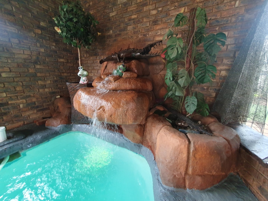 6 Bedroom Property for Sale in Tileba Gauteng