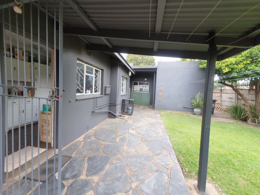 6 Bedroom Property for Sale in Tileba Gauteng