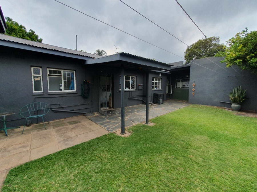 6 Bedroom Property for Sale in Tileba Gauteng