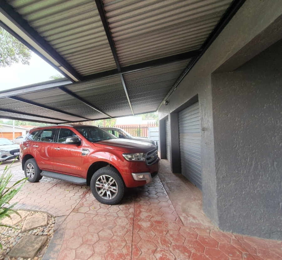 6 Bedroom Property for Sale in Tileba Gauteng