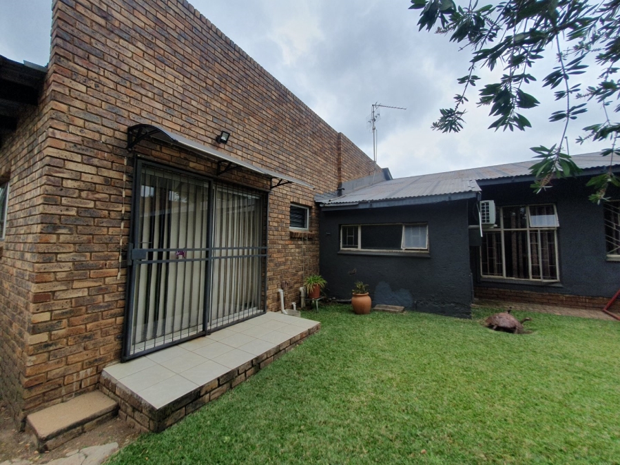 6 Bedroom Property for Sale in Tileba Gauteng