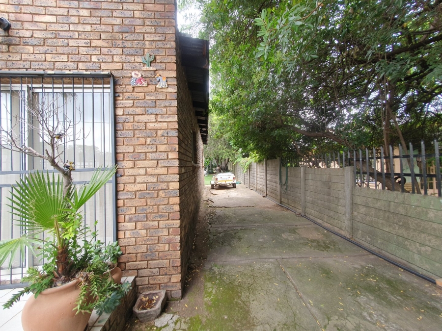 6 Bedroom Property for Sale in Tileba Gauteng