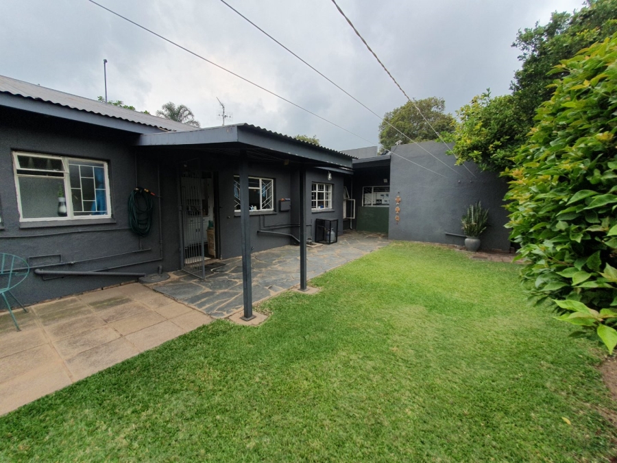 6 Bedroom Property for Sale in Tileba Gauteng