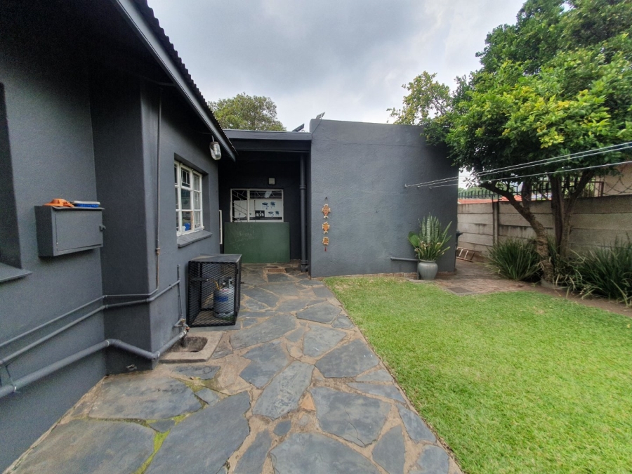 6 Bedroom Property for Sale in Tileba Gauteng
