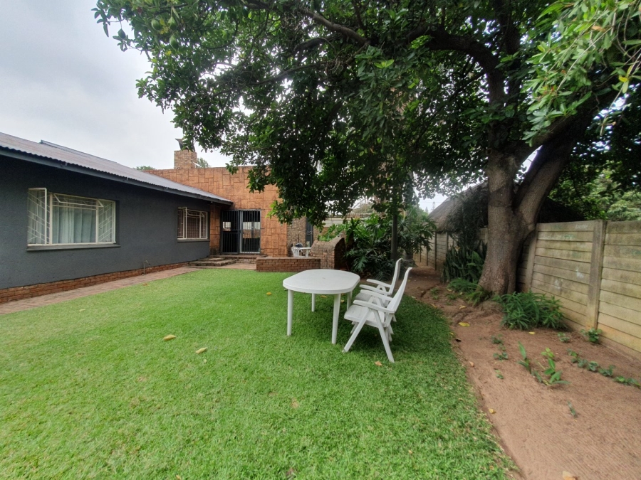 6 Bedroom Property for Sale in Tileba Gauteng
