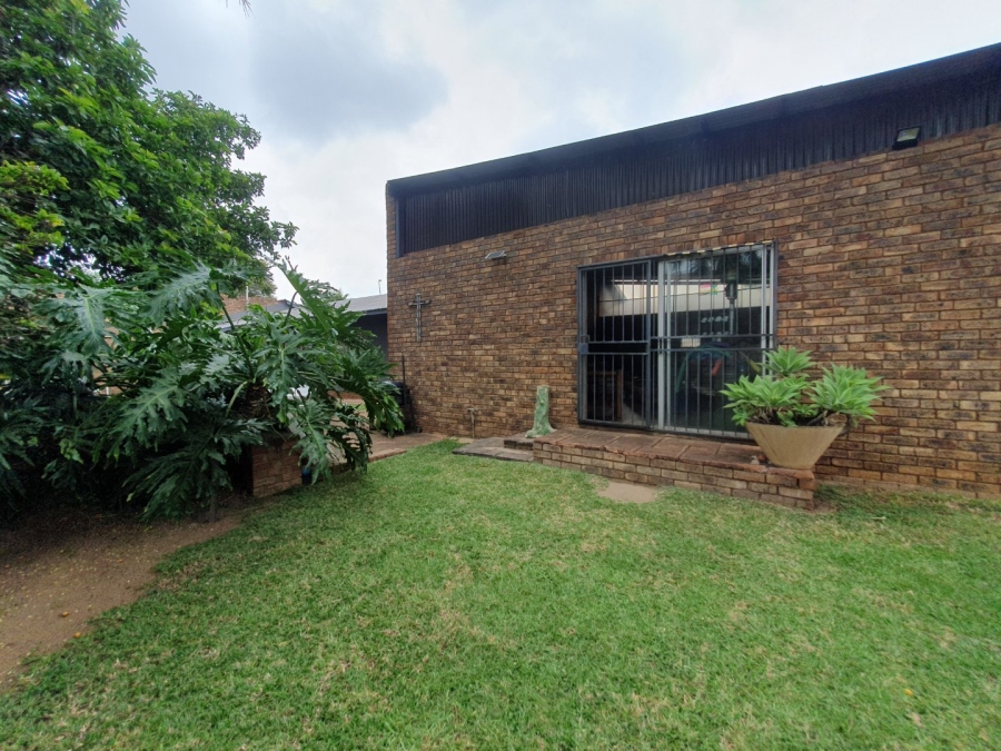 6 Bedroom Property for Sale in Tileba Gauteng