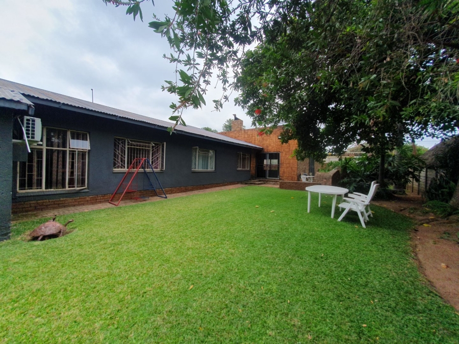 6 Bedroom Property for Sale in Tileba Gauteng