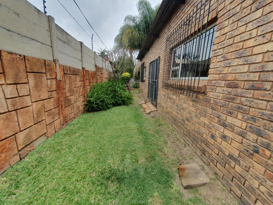 6 Bedroom Property for Sale in Tileba Gauteng