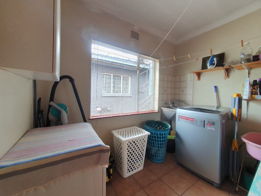 6 Bedroom Property for Sale in Tileba Gauteng