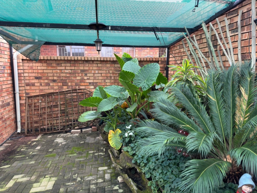 3 Bedroom Property for Sale in Die Hoewes Gauteng