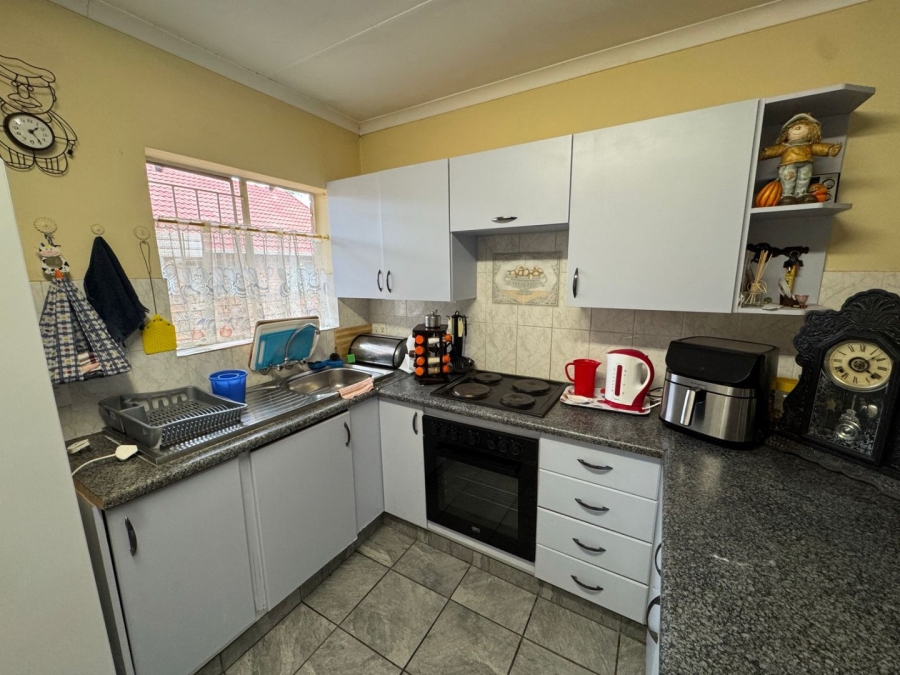 3 Bedroom Property for Sale in Die Hoewes Gauteng