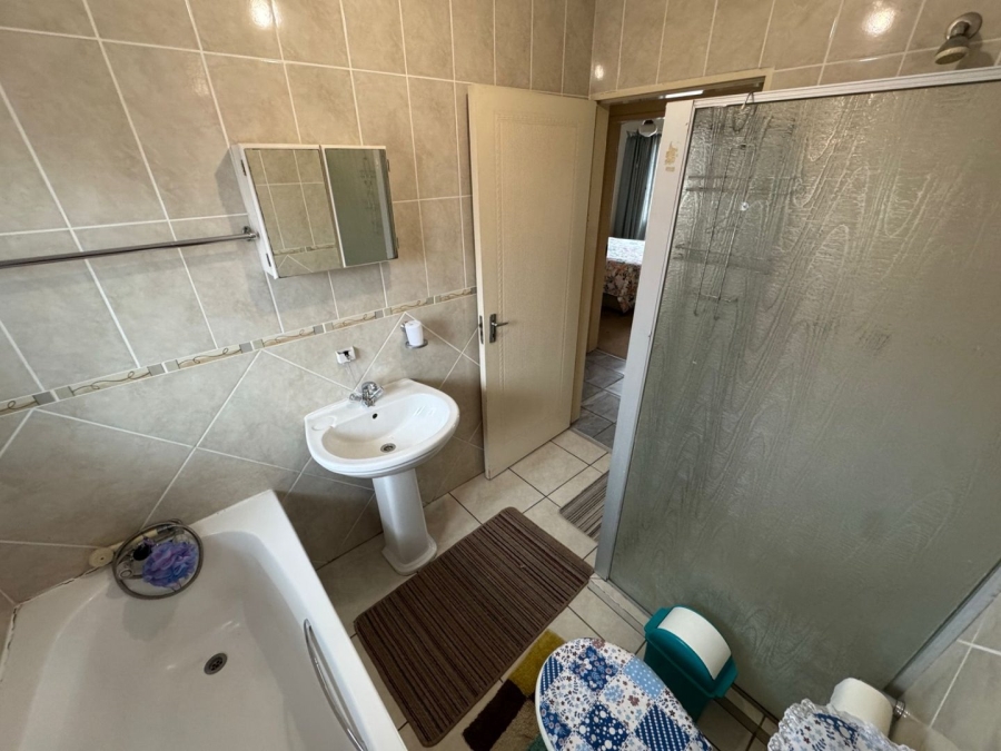 3 Bedroom Property for Sale in Die Hoewes Gauteng