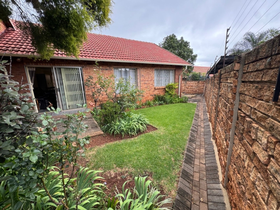 3 Bedroom Property for Sale in Die Hoewes Gauteng