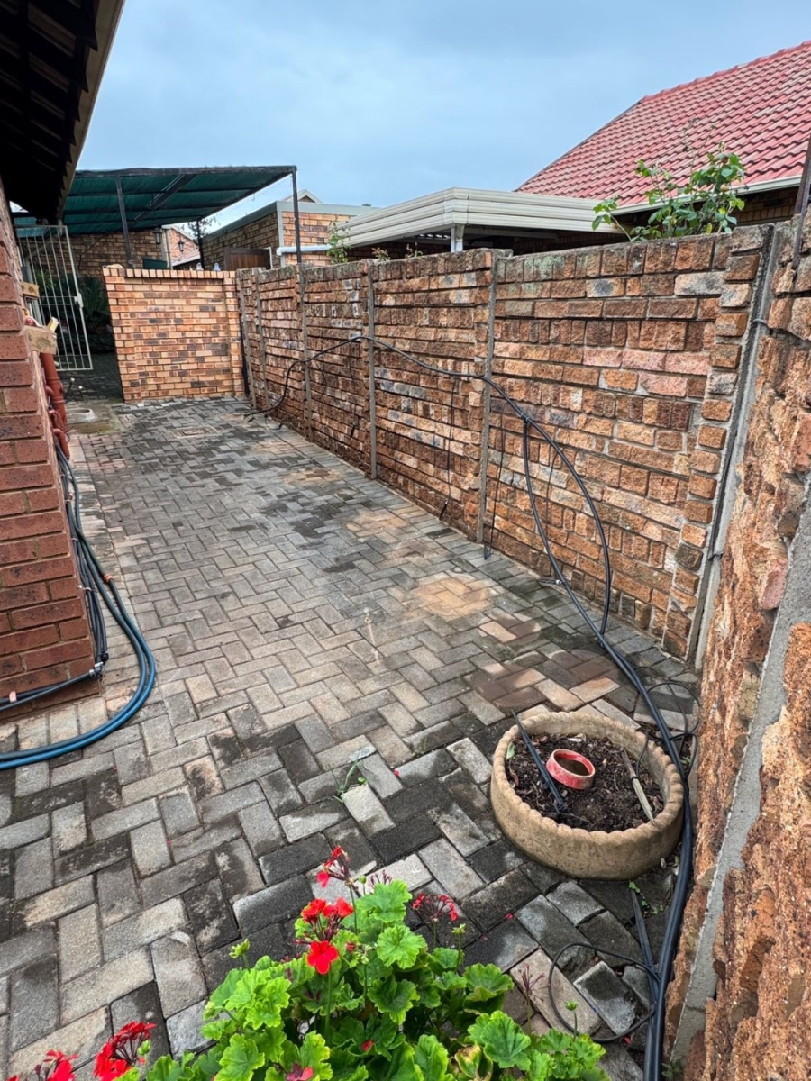 3 Bedroom Property for Sale in Die Hoewes Gauteng