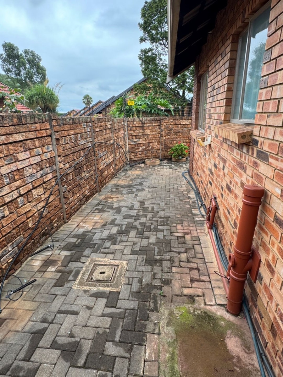 3 Bedroom Property for Sale in Die Hoewes Gauteng