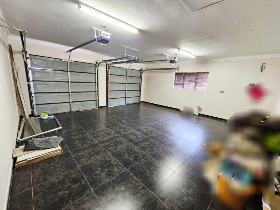 6 Bedroom Property for Sale in Monavoni Gauteng