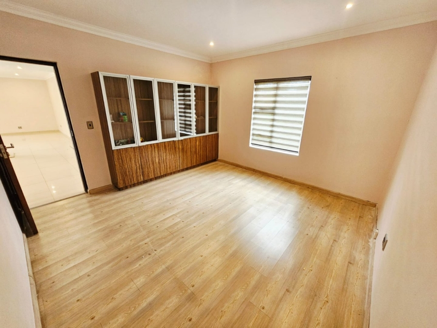 6 Bedroom Property for Sale in Monavoni Gauteng