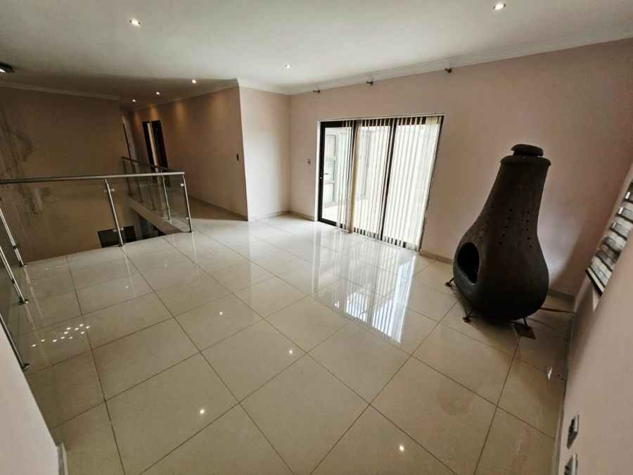 6 Bedroom Property for Sale in Monavoni Gauteng