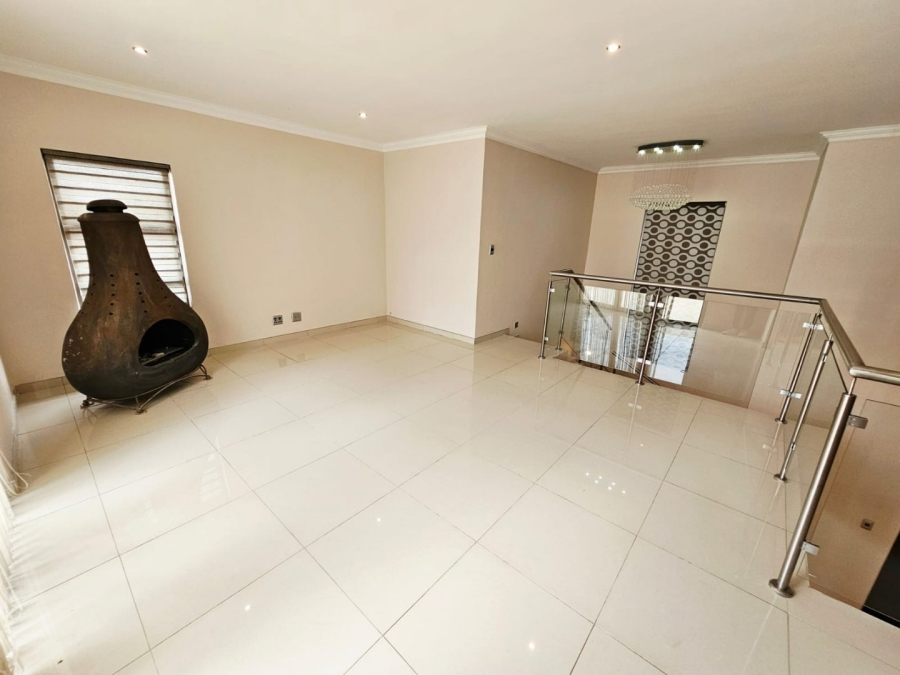 6 Bedroom Property for Sale in Monavoni Gauteng