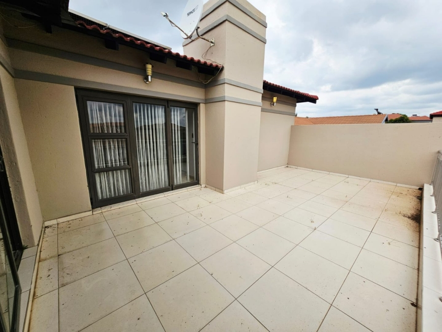 6 Bedroom Property for Sale in Monavoni Gauteng