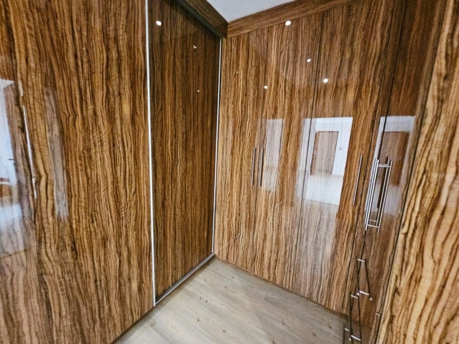 6 Bedroom Property for Sale in Monavoni Gauteng