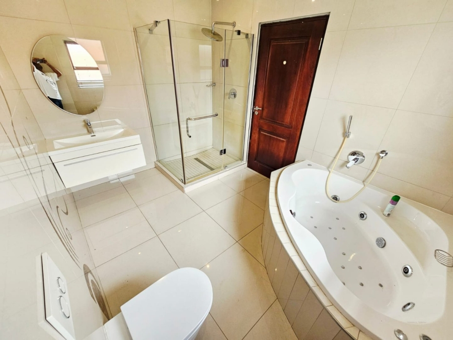 6 Bedroom Property for Sale in Monavoni Gauteng