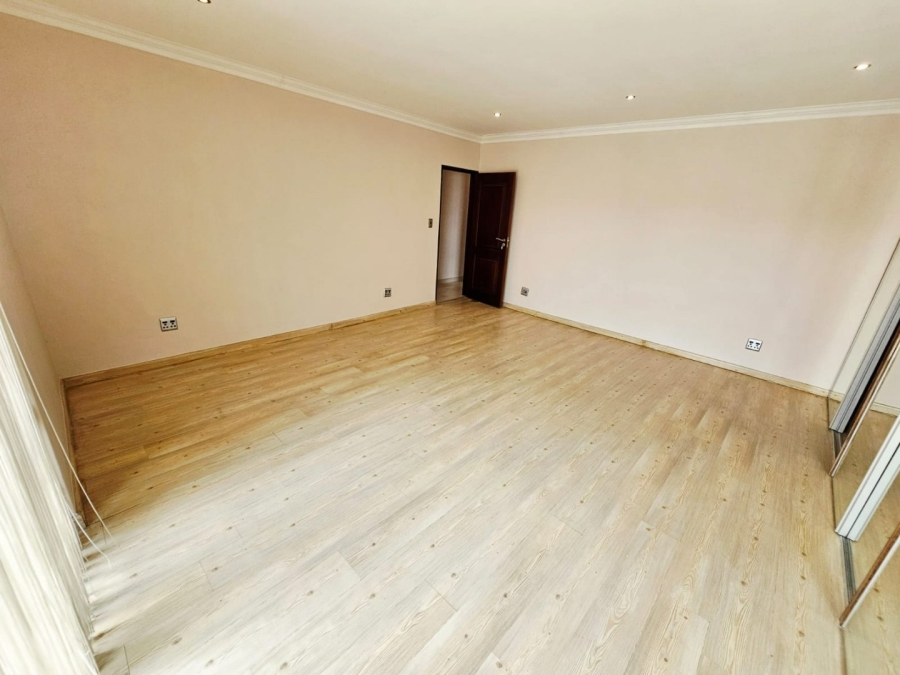 6 Bedroom Property for Sale in Monavoni Gauteng