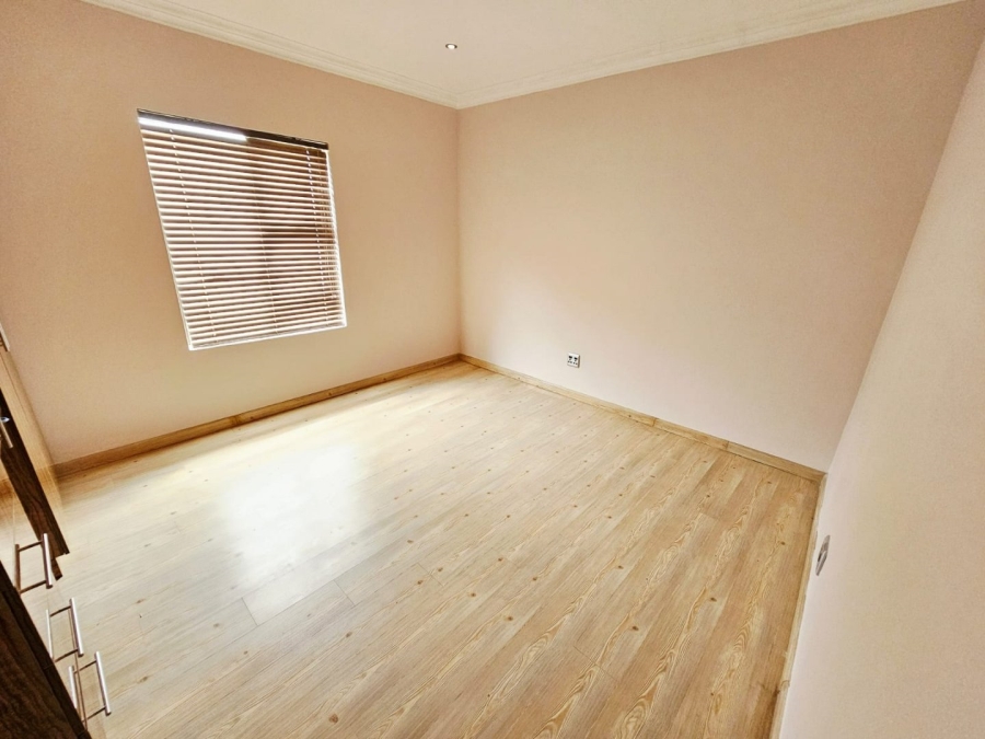 6 Bedroom Property for Sale in Monavoni Gauteng