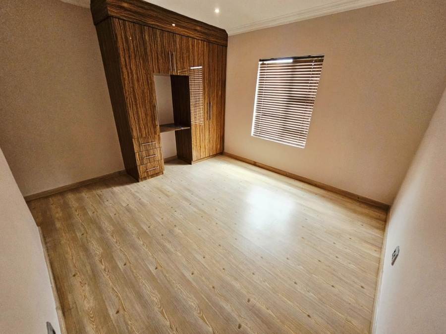 6 Bedroom Property for Sale in Monavoni Gauteng