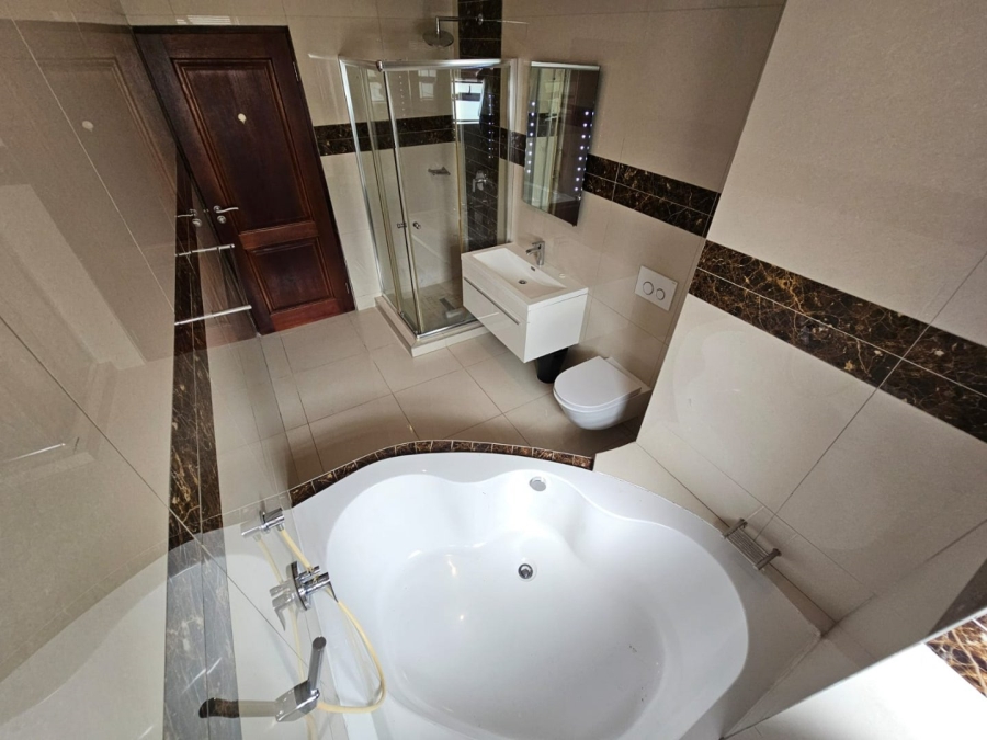 6 Bedroom Property for Sale in Monavoni Gauteng