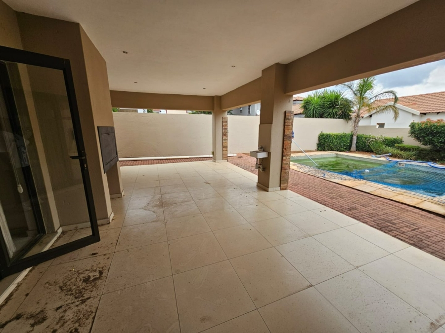 6 Bedroom Property for Sale in Monavoni Gauteng