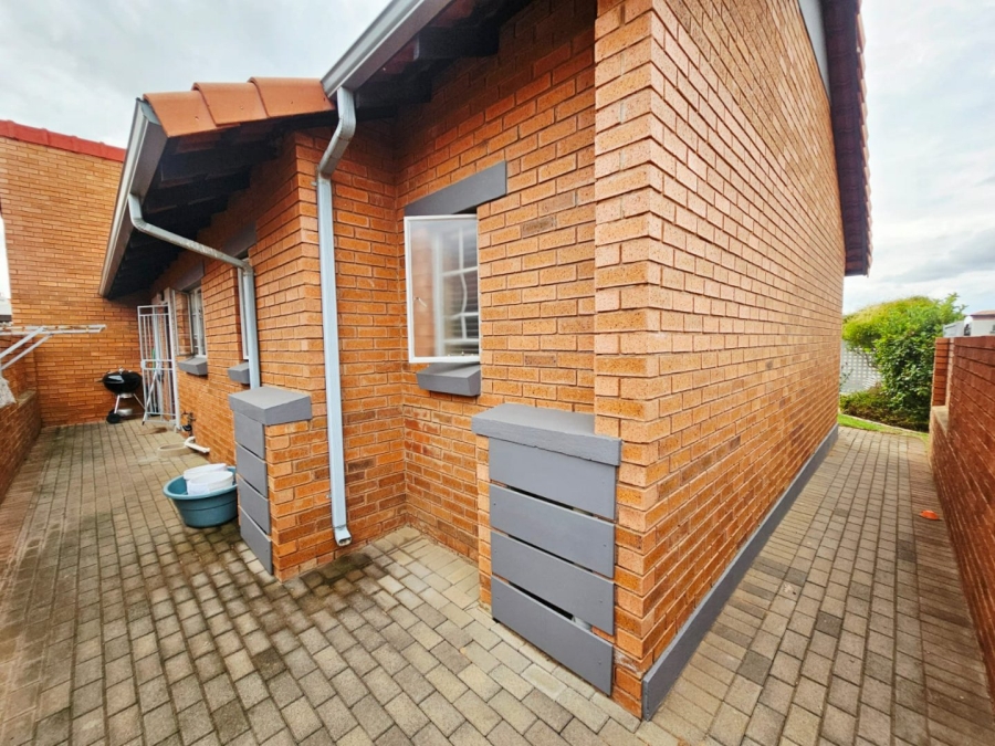 2 Bedroom Property for Sale in Monavoni Gauteng