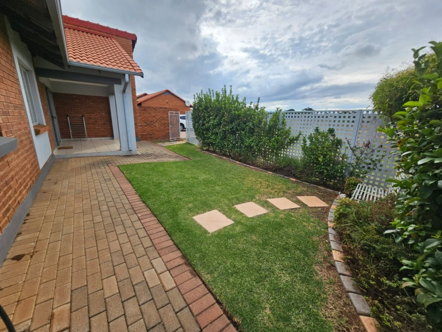 2 Bedroom Property for Sale in Monavoni Gauteng