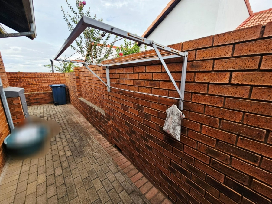 2 Bedroom Property for Sale in Monavoni Gauteng