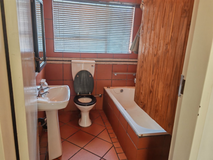 To Let 2 Bedroom Property for Rent in Linden Gauteng