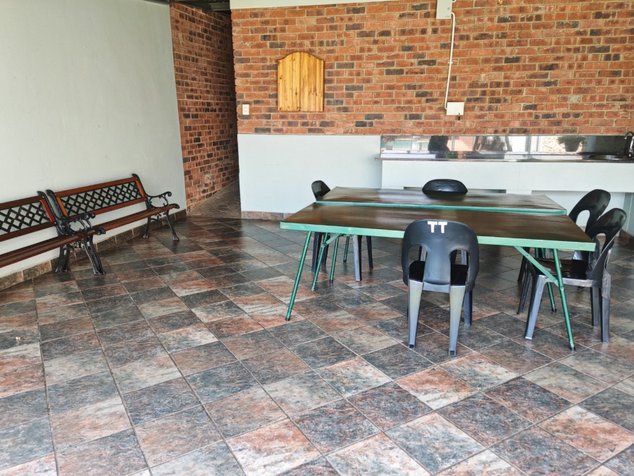 To Let 2 Bedroom Property for Rent in Linden Gauteng