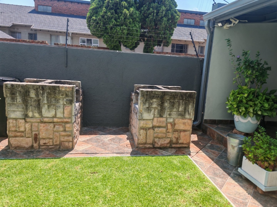 To Let 2 Bedroom Property for Rent in Linden Gauteng