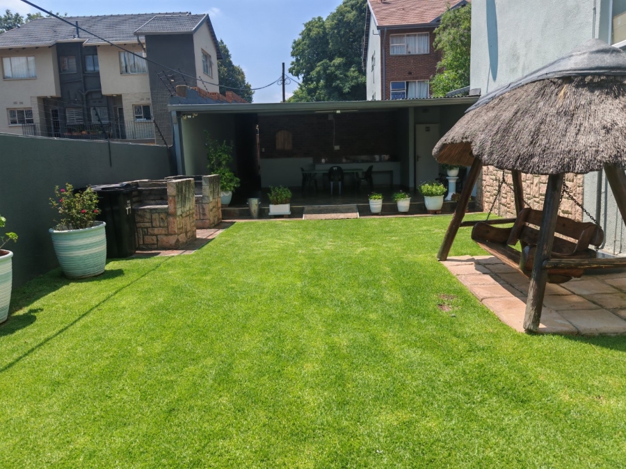 To Let 2 Bedroom Property for Rent in Linden Gauteng