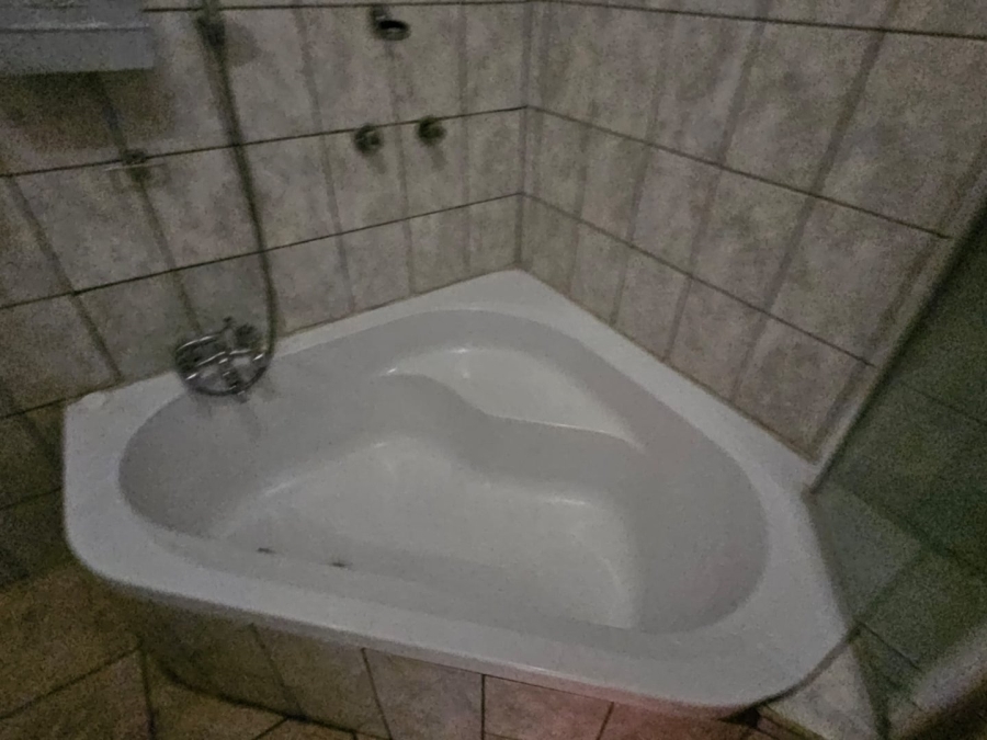 5 Bedroom Property for Sale in Glenvarloch Gauteng