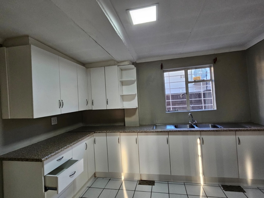 5 Bedroom Property for Sale in Glenvarloch Gauteng
