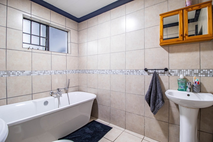 3 Bedroom Property for Sale in Bonaero Park Gauteng