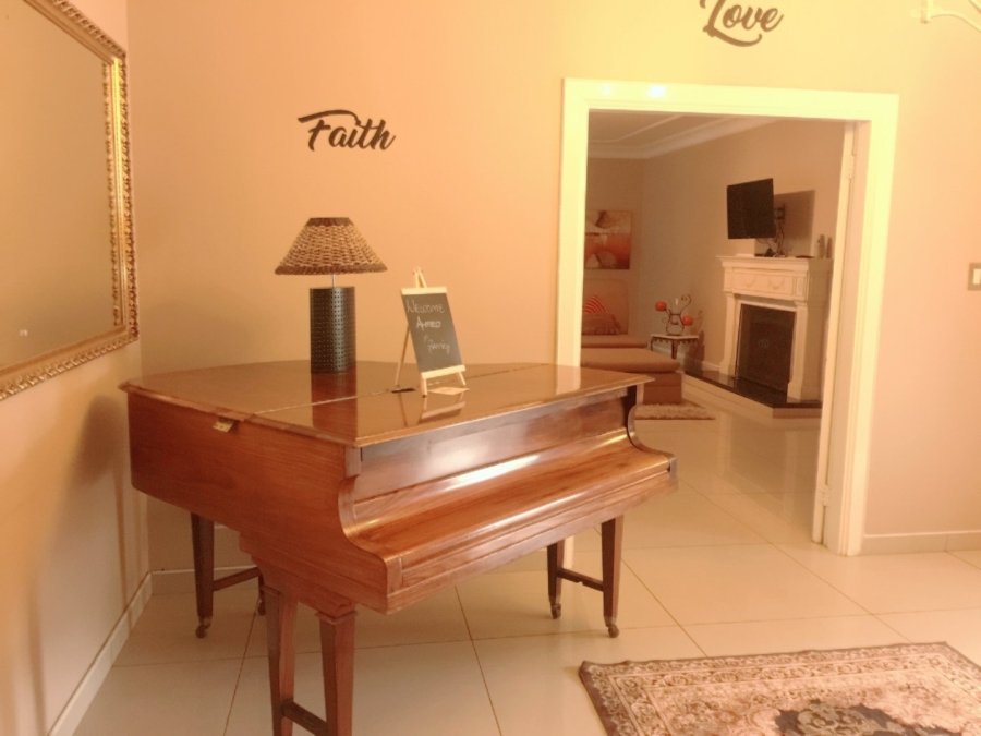 10 Bedroom Property for Sale in Three Rivers Proper Gauteng