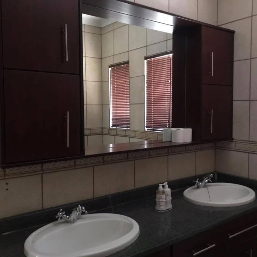 10 Bedroom Property for Sale in Three Rivers Proper Gauteng