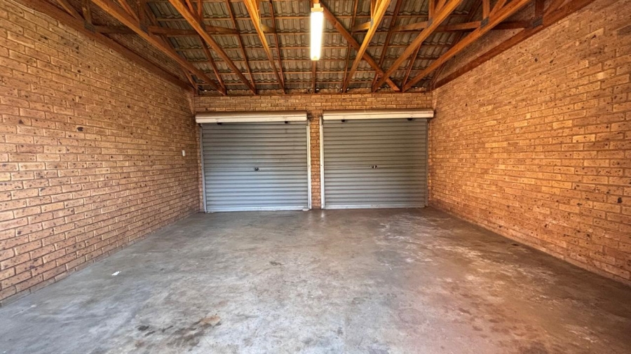  Bedroom Property for Sale in Eco Park Gauteng