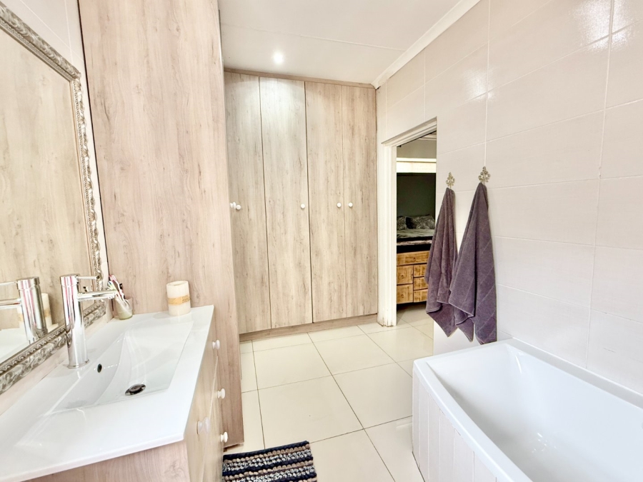 4 Bedroom Property for Sale in Brackenhurst Gauteng