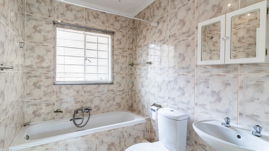 3 Bedroom Property for Sale in Wilgeheuwel Gauteng