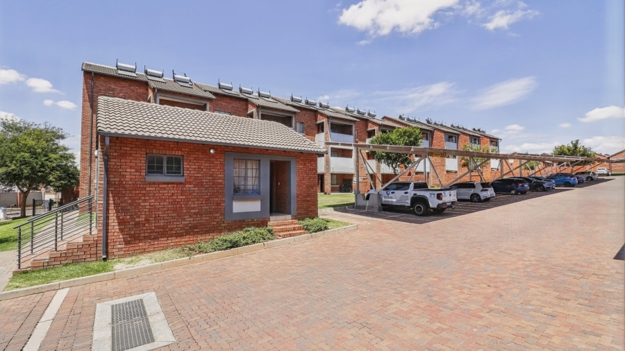 2 Bedroom Property for Sale in Noordwyk Gauteng