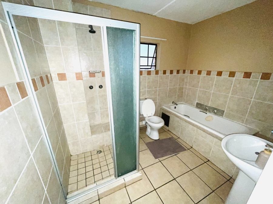 2 Bedroom Property for Sale in Erand Gardens Gauteng