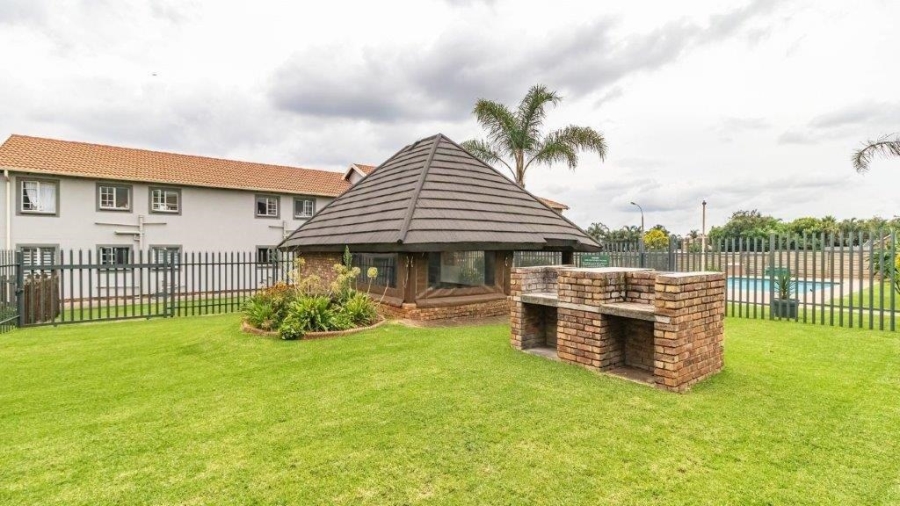 2 Bedroom Property for Sale in Glen Marais Gauteng