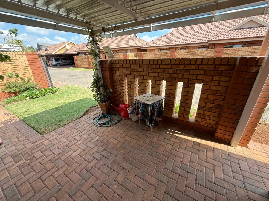 2 Bedroom Property for Sale in Eldoraigne Gauteng
